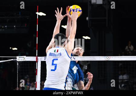 Paris, Frankreich. August 2024. PATRY Jean ( 4 - Frankreich ) und MICHIELETTO Alessandro ( 5 - Italien ), Volleyball, Männer-Halbfinale zwischen Italien und Frankreich während der Olympischen Spiele Paris 2024 am 7. August 2024 in der Pariser Süd-Paris-Arena in Paris, Frankreich - Foto Federico Pestellini/Panoramic/DPPI Media Credit: DPPI Media/Alamy Live News Stockfoto