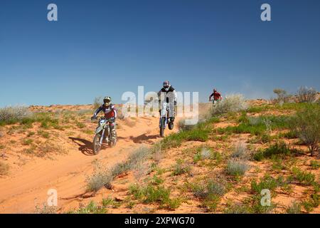 Motorräder auf der QAA Line Track, Munga-Thirri National Park, Simpson Desert Outback Queensland, Australien Stockfoto