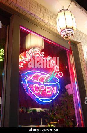Vertikales Neonschild „Chinese Food OPEN“ am Fenster des Restaurants Stockfoto