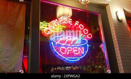 Neonschild „Chinese Food OPEN“ am Fenster des Restaurants Stockfoto