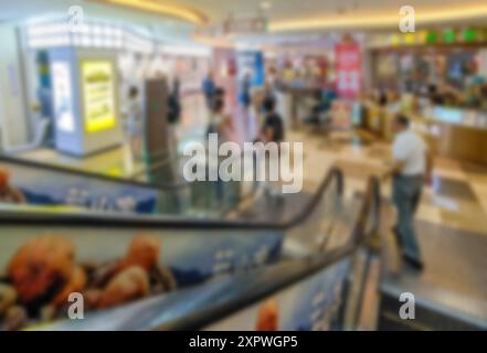 Ein verschwommenes Bild einer Rolltreppe in einem Einkaufszentrum in Senzhen, China. Stockfoto