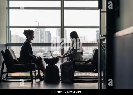 Verschiedene asiatische Führungskräfte diskutieren Stockfoto