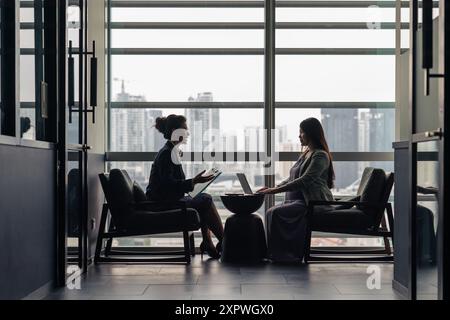 Verschiedene asiatische Führungskräfte diskutieren Stockfoto