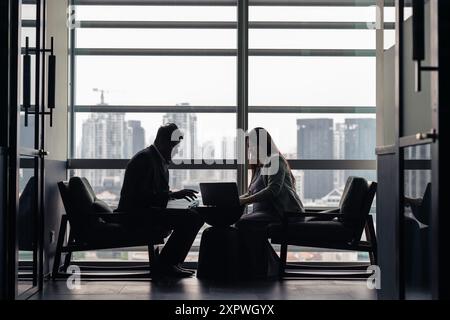 Verschiedene asiatische Führungskräfte diskutieren Stockfoto