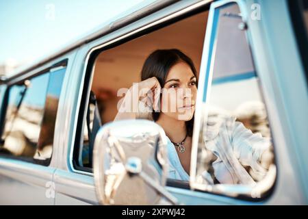 Denkerin, Frau und Fahrer im Minivan-Fenster für Fahrt, Reise und Roadtrip für Abenteuer in New York. Weibliche Person, Auto und Ideen oder Gedanken für Stockfoto