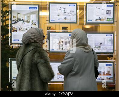 Aktenfoto vom 12/14 von Mitgliedern der Öffentlichkeit, die in das Fenster eines Immobilienmaklers in South Kensington, London schauen, da die Erwartungen für einen Anstieg der Häuserverkäufe in den nächsten Monaten ihren stärksten Stand seit Anfang 2020 erreicht haben. Ausgabedatum: Donnerstag, 8. August 2024. Stockfoto