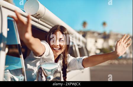 Freiheit, Porträt und Frau im Minivan-Fenster für Fahrt, Reise und Roadtrip für Abenteuer in Spanien. Weibliche Person, Auto und glücklich für den Sommerurlaub Stockfoto