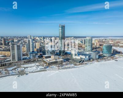 Jekaterinburg-Stadt mit Gebäuden der Regionalregierung und des Parlaments, Dramatisches Theater, Iset-Turm, Yeltsin-Zentrum, Panoramablick bei Sonnenuntergang im Winter Stockfoto