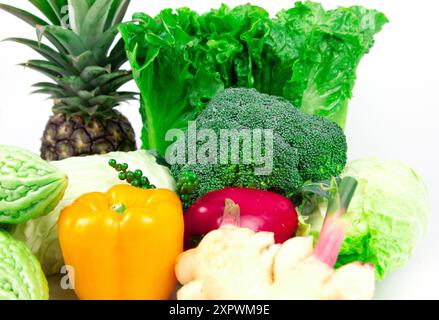 Verschiedene frische reife Früchte und Gemüse. Hintergrund des Lebensmittelkonzepts Stockfoto