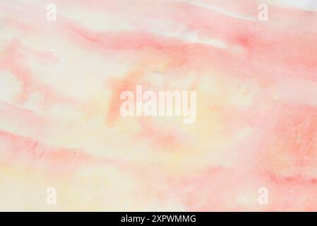 Rosafarbene und gelbe Aquarellfarbe auf Papierhintergrund Stockfoto