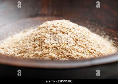 Medizinische Isabgol- oder Psylliumschalen in brauner Holzschale Nahaufnahme Stockfoto