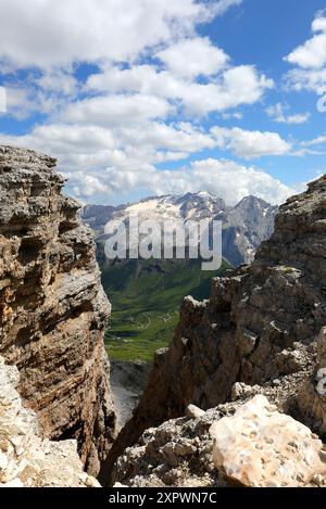 Unglaubliche Aussicht auf den Marmolada-Gletscher, der über 3000 Meter zwischen zwei Felsspornen vom Berg Sass Pordoi in den Dolomi erreicht Stockfoto
