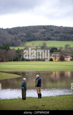 Ein Landwirt und ein Manager des National Trust überprüfen den Entwässerungsauslass an der Hochwasserverteidigung oder der Wasserspeicherbank, die an der aller auf dem Holnicot errichtet wurde Stockfoto