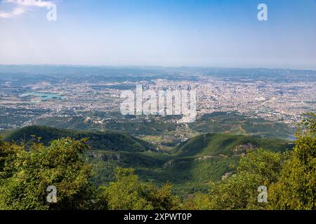 Blick über die Hauptstadt Tirana. Vom Berg Dajti aus gesehen, dem höchsten Berg in der Nähe der Stadt mit einer Höhe von 1613 Metern und zugänglich mit Stockfoto