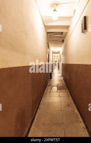 Ein massiver, fünfstöckiger Bunker, der vom kommunistischen Diktator Albaniens im Herzen von Tirana erbaut wurde und vom ehemaligen Diktator Enver Hoxha erbaut wurde. Stockfoto