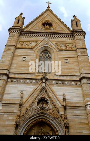 Das Äußere der Kathedrale von Neapel in Neapel Italien Stockfoto