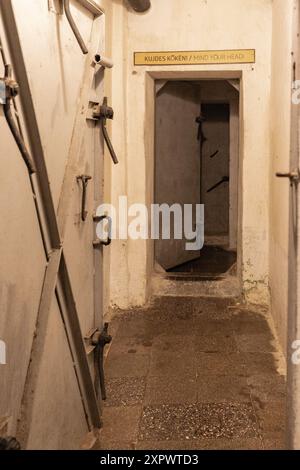 Massiver, fünfstöckiger Bunker, der vom kommunistischen Diktator Albaniens im Herzen von Tirana erbaut wurde und vom ehemaligen Diktator Enver Hoxha erbaut wurde. Stockfoto