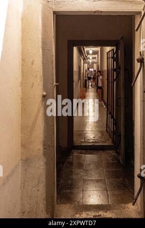 Massiver, fünfstöckiger Bunker, der vom kommunistischen Diktator Albaniens im Herzen von Tirana erbaut wurde und vom ehemaligen Diktator Enver Hoxha erbaut wurde. Stockfoto