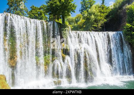 Panoramablick auf Wasserfälle in der Altstadt von Jajce, Bosnien und Herzegowina Stockfoto