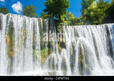 Panoramablick auf Wasserfälle in der Altstadt von Jajce, Bosnien und Herzegowina Stockfoto
