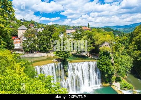 Panoramablick auf Wasserfälle in der Altstadt von Jajce, Bosnien und Herzegowina Stockfoto