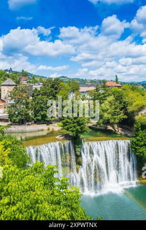 Panoramablick auf Wasserfälle in der Altstadt von Jajce, Bosnien und Herzegowina Stockfoto