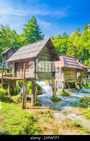 Alte Holzmühlen Mlincici in der Nähe von Jajce am Plivsko-See, Bosnien und Herzegowina Stockfoto