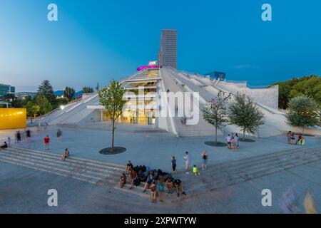 Die Pyramide von Tirana in der blauen Stunde, lokal genannt 'Enver Hoxha Mausoleum, ein ehemaliges Museum und wurde 1991 ein Konferenzzentrum Stockfoto