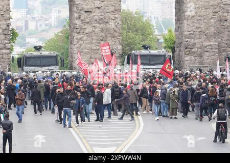 ISTANBUL, TURKIYE - 01. MAI 2024: Demonstranten wollen während des Internationalen Arbeitstages nach Taksim marschieren Stockfoto