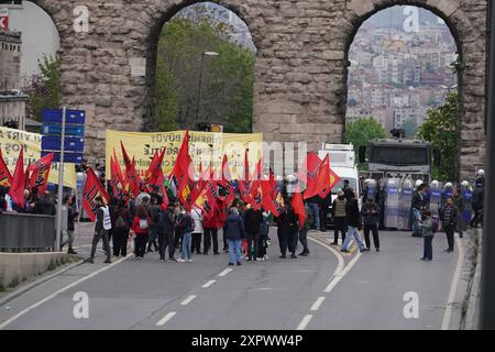 ISTANBUL, TURKIYE - 01. MAI 2024: Demonstranten wollen während des Internationalen Arbeitstages nach Taksim marschieren Stockfoto