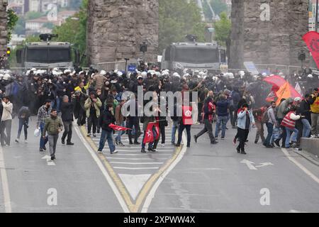 ISTANBUL, TURKIYE - 01. MAI 2024: Demonstranten wollen während des Internationalen Arbeitstages nach Taksim marschieren Stockfoto