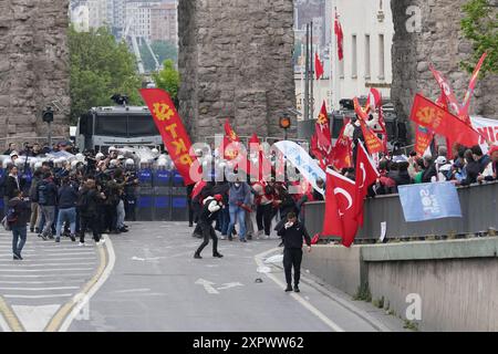 ISTANBUL, TURKIYE - 01. MAI 2024: Demonstranten wollen während des Internationalen Arbeitstages nach Taksim marschieren Stockfoto