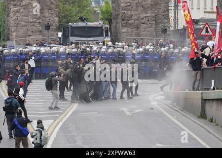 ISTANBUL, TURKIYE - 01. MAI 2024: Demonstranten wollen während des Internationalen Arbeitstages nach Taksim marschieren Stockfoto