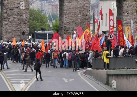 ISTANBUL, TURKIYE - 01. MAI 2024: Demonstranten wollen während des Internationalen Arbeitstages nach Taksim marschieren Stockfoto