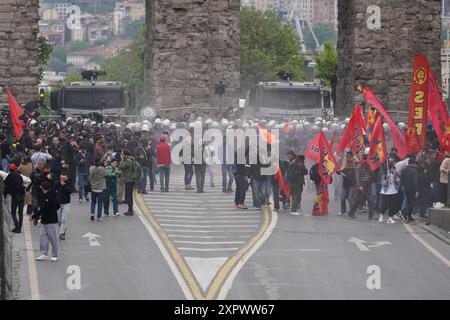 ISTANBUL, TURKIYE - 01. MAI 2024: Demonstranten wollen während des Internationalen Arbeitstages nach Taksim marschieren Stockfoto