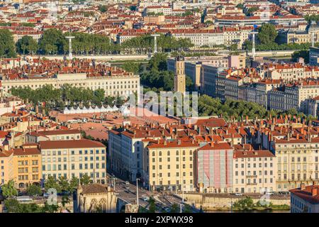 Lyon, Frankreich. Juni 2024. Atemberaubender Blick aus der Vogelperspektive auf Lyons Place Bellecour, umgeben von historischer Architektur und lebhaftem Stadtleben Stockfoto