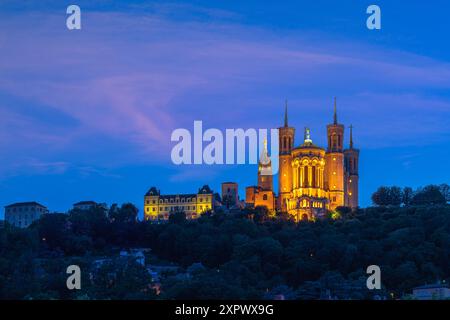 Fantastischer Blick auf die Basilika Fourviere in Lyon, Frankreich, in der Abenddämmerung Stockfoto