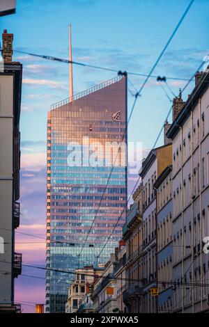 Lyon, Frankreich. Juni 2024. Atemberaubender Blick auf Lyon City mit Incity L Tower unter dem farbenfrohen Sonnenuntergang Stockfoto