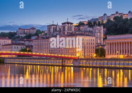 Blick auf das Viertel View Lyon mit der gotischen Kathedrale und dem Fluss Saone bei Blue Hour, Frankreich Stockfoto