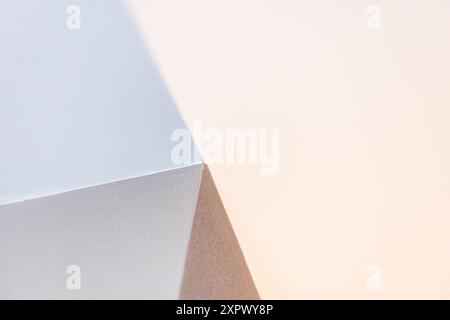 Abstrakter Architekturhintergrund, Innenarchitektur mit heller, farbenfroher beleuchteter Ecke Stockfoto