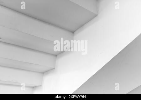 Hintergrundfoto der abstrakten Architektur. Leere Innenausstattung mit weißen Treppen, Schwarzweißfoto Stockfoto