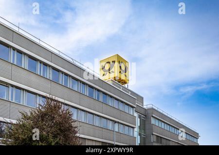 Ludwinshafen, Deutschland - 29. Juni 2024: Logos der Deutschen Postbank und der Deutschen Post auf ihrem lokalen Büro. Deutsche Post Stockfoto