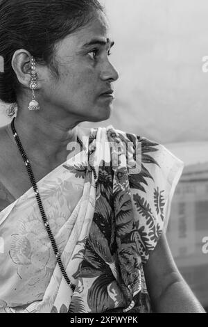 Schöne junge indische asiatische Frau Foto in traditioneller Kleidung Goa India. Indische Dame mit traditionellem Bindi und Saree, Nahaufnahme Foto. Januar 30.2024. Stockfoto