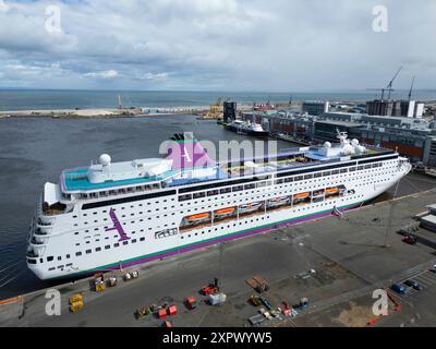 Kreuzfahrtschiff Ambassador Ambition hat heute im Hafen von Leith angedockt. Das Kreuzfahrtschiff wird ab dem 8-15. August eine Woche lang zum Playbill FringeShip Hotel Stockfoto