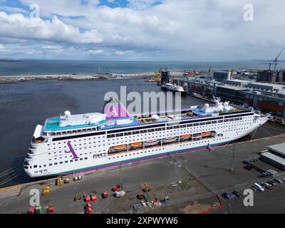 Kreuzfahrtschiff Ambassador Ambition hat heute im Hafen von Leith angedockt. Das Kreuzfahrtschiff wird ab dem 8-15. August eine Woche lang zum Playbill FringeShip Hotel Stockfoto