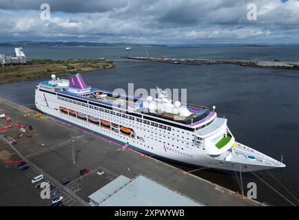 Kreuzfahrtschiff Ambassador Ambition hat heute im Hafen von Leith angedockt. Das Kreuzfahrtschiff wird ab dem 8-15. August eine Woche lang zum Playbill FringeShip Hotel Stockfoto