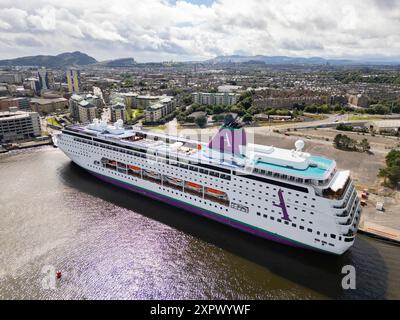 Kreuzfahrtschiff Ambassador Ambition hat heute im Hafen von Leith angedockt. Das Kreuzfahrtschiff wird ab dem 8-15. August eine Woche lang zum Playbill FringeShip Hotel Stockfoto