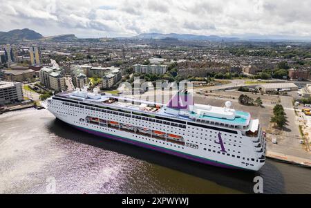 Kreuzfahrtschiff Ambassador Ambition hat heute im Hafen von Leith angedockt. Das Kreuzfahrtschiff wird ab dem 8-15. August eine Woche lang zum Playbill FringeShip Hotel Stockfoto