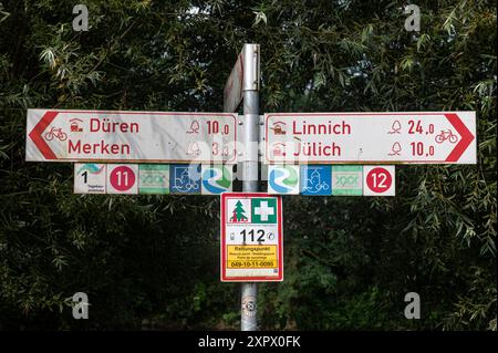 Schophoven Nordrhein Westfalen Deutschland 2. August 2024. Radweg Rurufer-radweg. Schild mit Wegbeschreibung nach Düren und Linnich. Fahrrad, Routen, Fahrt, Stockfoto