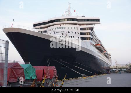 Kreuzfahrt-Kreuzfahrtschiff Queen Mary 2 der Qunard Rederei liegt am Kreuzfahrtterminal Steinwerder im Hafen von Hamburg in Deutschland. Kreuzfahrt - Transatlantikliner Queen Mary 2 *** Kreuzfahrtschiff Queen Mary 2 der Qunard Rederei liegt am Steinwerder Kreuzfahrtterminal im Hamburger Hafen Stockfoto